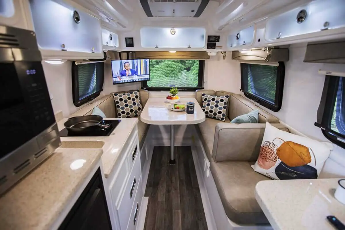 https://cdn2.olivertraveltrailers.com/wp-content/uploads/2025/09/20161401/legacy-elite-floorplan-dinette.jpg